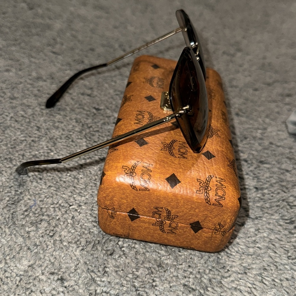 Chanel sunglasses - Picture 4 of 7